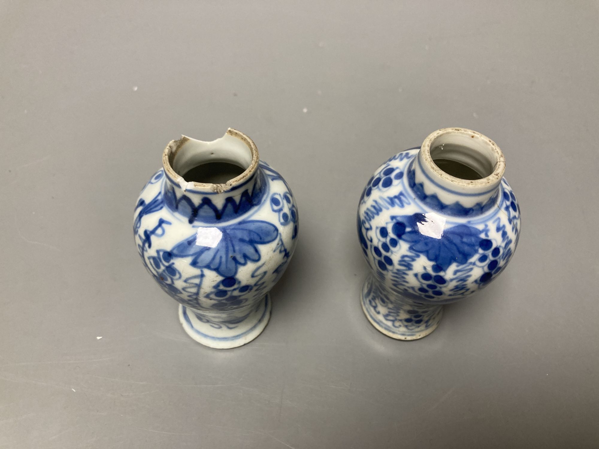 A pair of Chinese Kangxi blue and white small vases, height 12cm